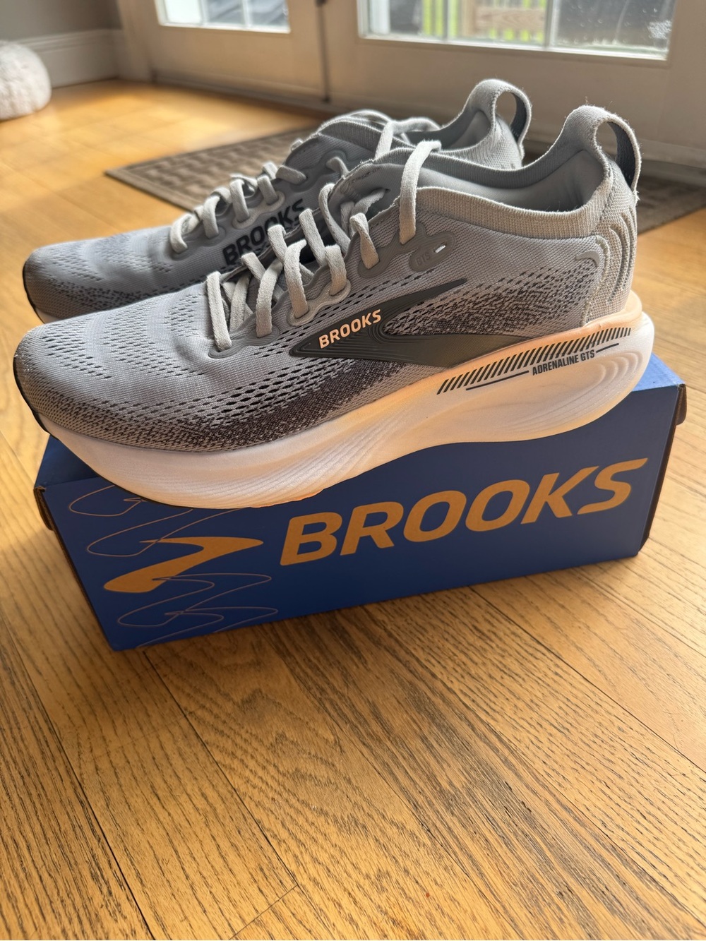 Brooks Adrenaline GTS W9.5 - Gray and White